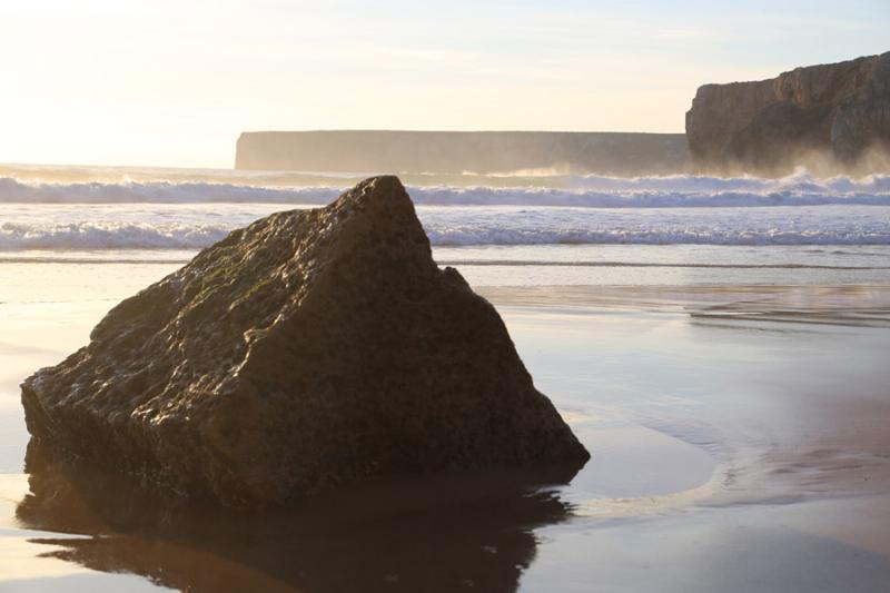 L'ambiance culturelle du quartier du Marais près de la rue Notre-Dame-de-Nazareth, avec des gens se promenant, des terrasses de café animées et une architecture charmante.